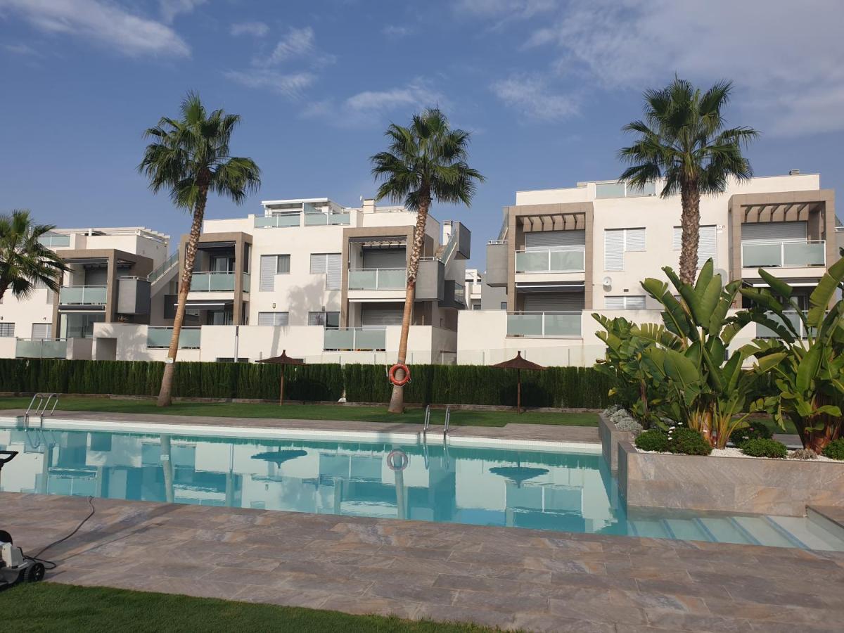 El Mirador Amelie: Beachside Apartment with Pool in Torrevieja Exterior photo